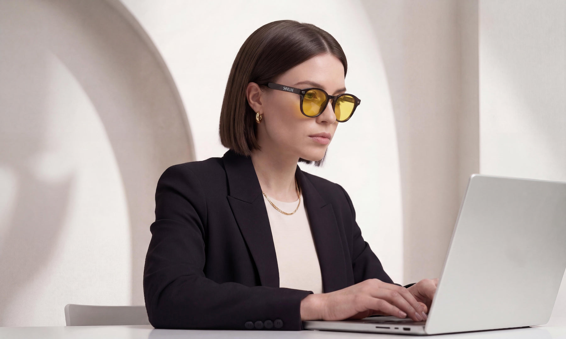 Persona usando gafas Serelux Night